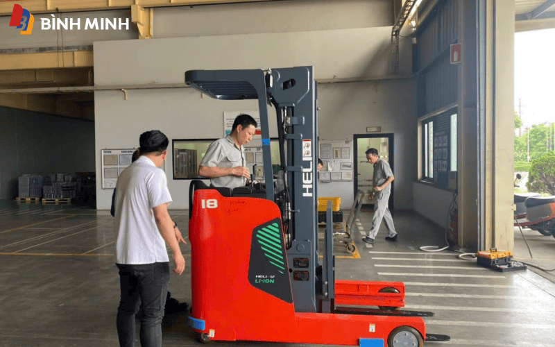 Bàn giao hướng dẫn vận hành xe nâng Bình MInh