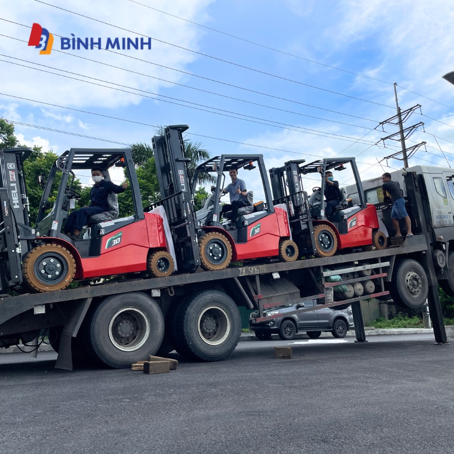 Bình Minh giao lô xe nâng cho khách tại Hà Nội