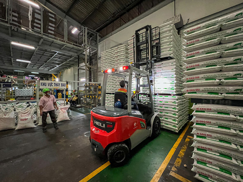 Xe nâng điện Bình Minh tại kho hàng của công ty CP Tiền Giang