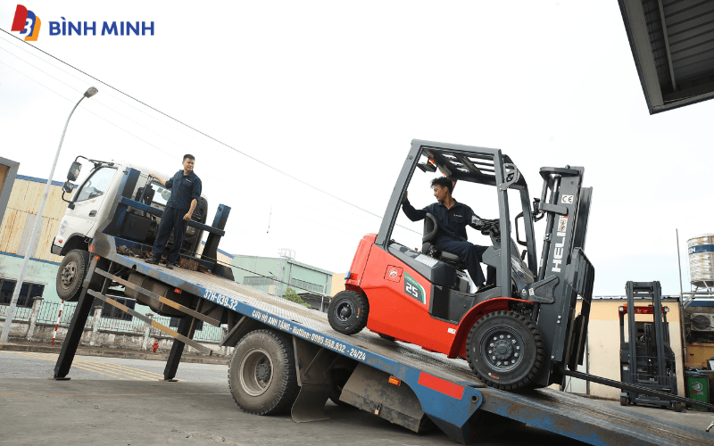 Bình Minh bàn giao xe cho khách hàng