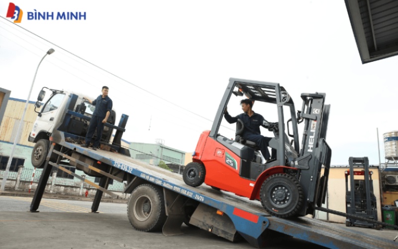 Bình Minh giao xe nâng cho khách hành