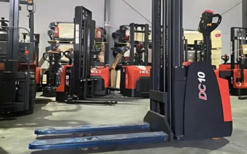 Các Yếu Tố Quyết Định Chi Phí Thuê Xe Nâng Điện Tay Cao 1 Tấn