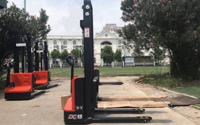 Khi Nào Doanh Nghiệp Nên Thuê Xe Nâng Điện Đứng Lái 1.5 Tấn