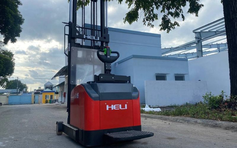 Xe Nâng Điện Đứng Lái 1 Tấn Phù Hợp Với Những Kho Hàng Nào