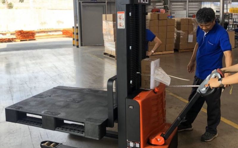 Xe Nâng Điện Đứng Lái 1.5 Tấn Mang Lại Hiệu Quả Gì