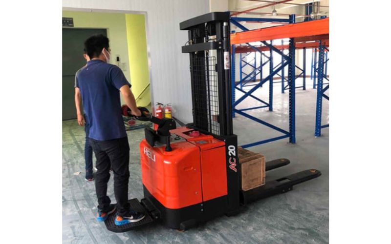 Xe nâng đứng lái 2 tấn heli giúp tăng hiệu xuất làm việc thế nào