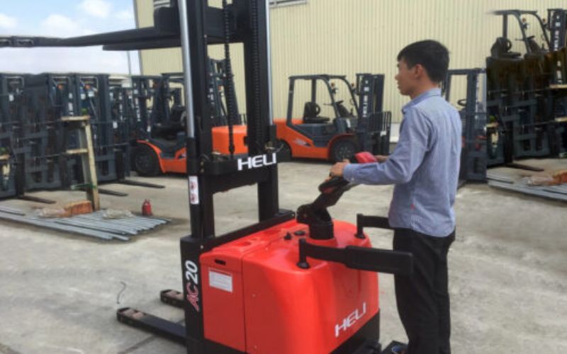 Cho thuê xe nâng điện đứng lái 2 tấn Heli