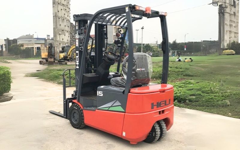 Điểm khác biệt của xe nâng điện 3 bánh 1.5 tấn so với xe nâng 4 bánh