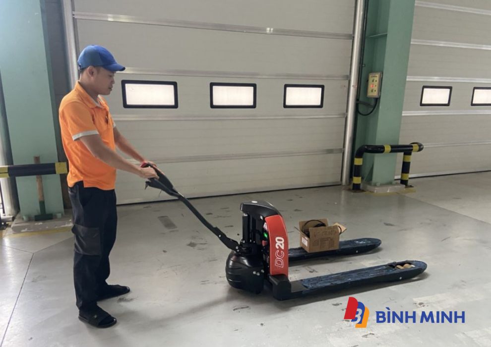Xe nâng tay điện 2 tấn heli làm việc tại nhà máy sản xuất gạch men