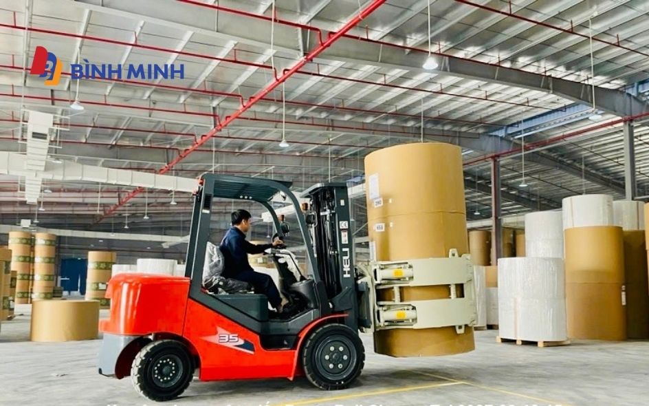 Xếp dỡ hàng hóa lên phương tiện vận tải