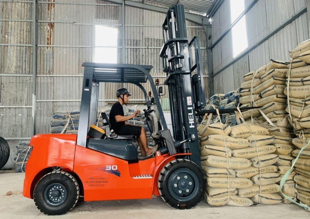 Xe nâng dầu 3 tấn Heli tại kho xưởng sản xuất xi măng