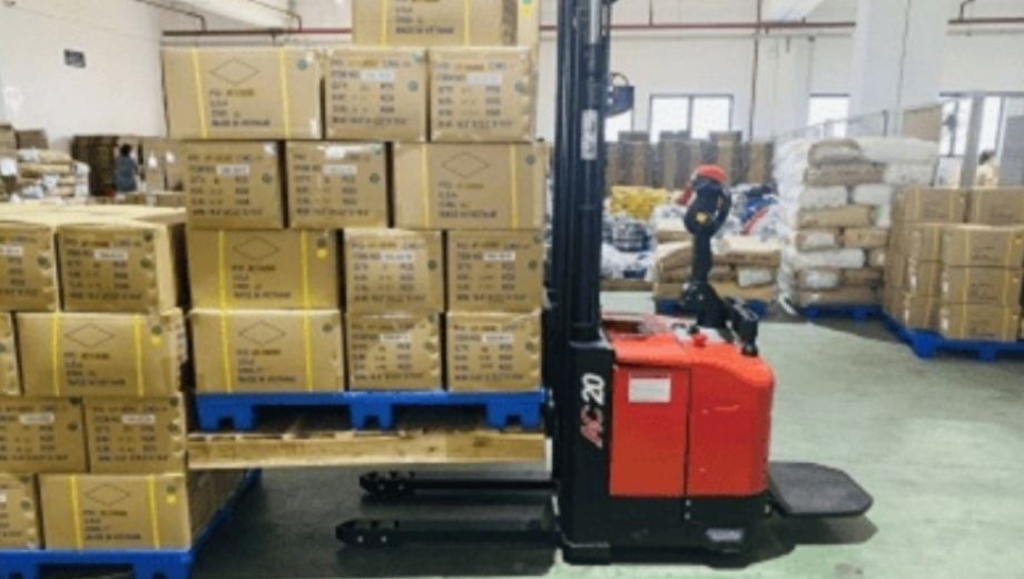 Thuê xe nâng trong hoạt động sản xuất