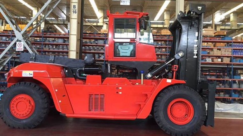 Xe nâng dầu 42 tấn heli tại nhà xưởng