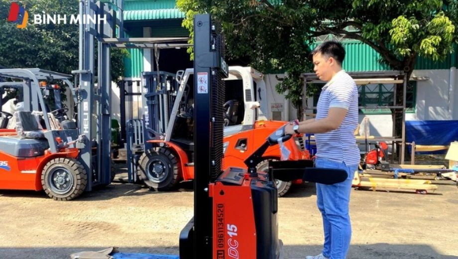 Xe nâng điện đứng lái