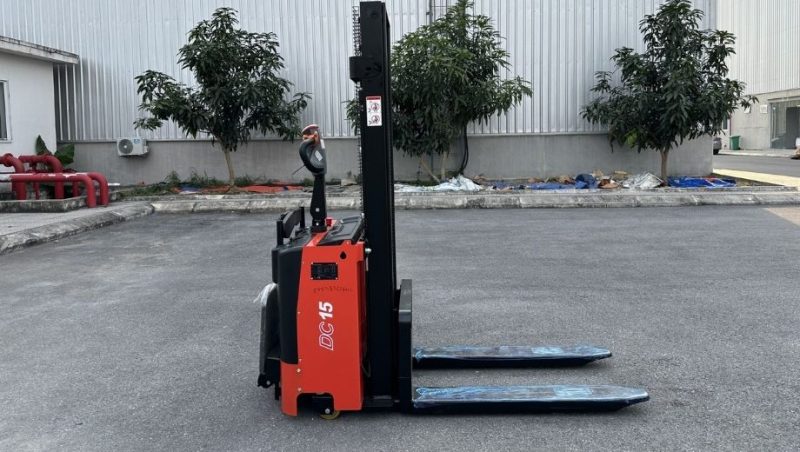 Xe nâng Stacker trong hệ thống kho vận