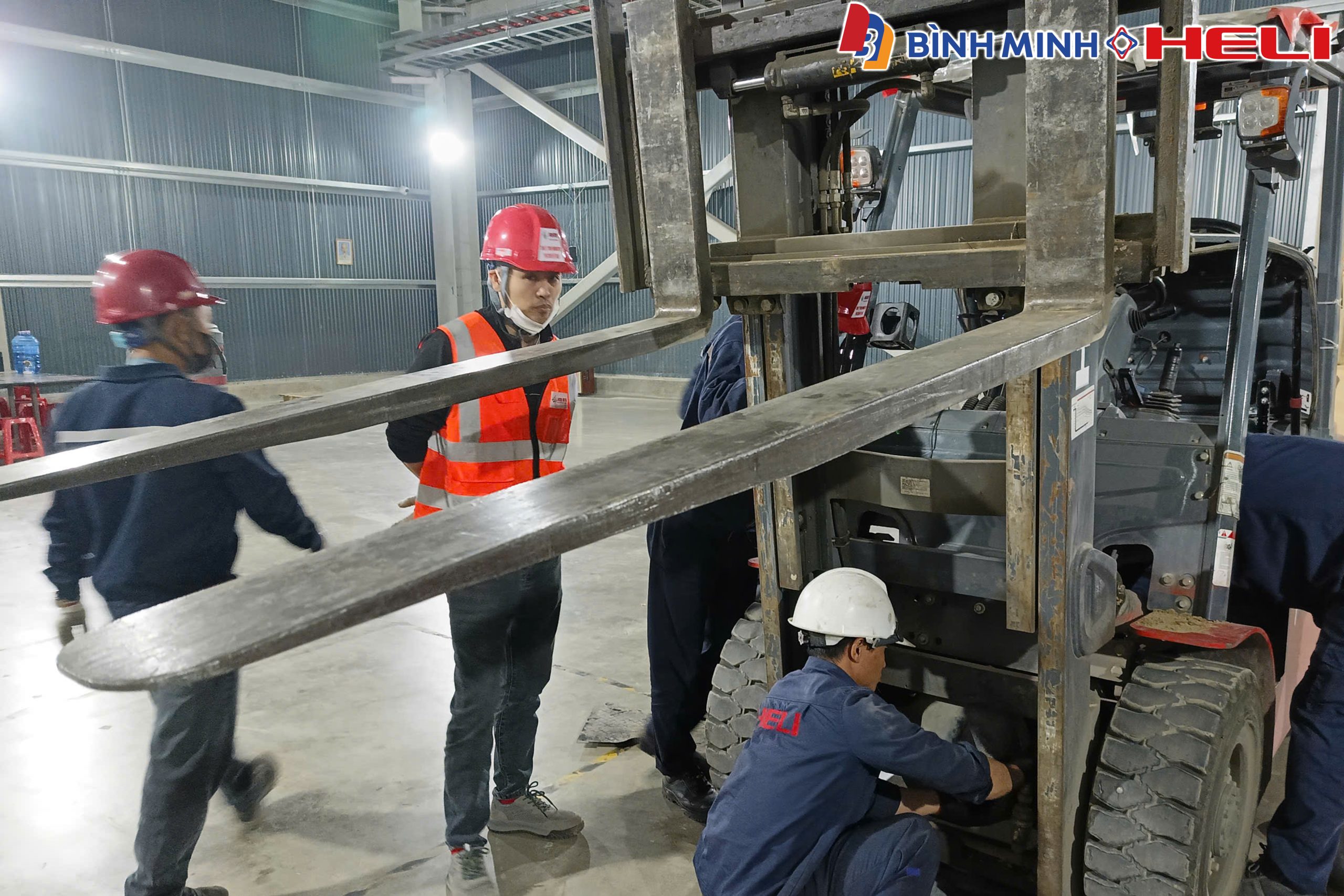 Kiểm tra độ rơ khung nâng và xích tải.