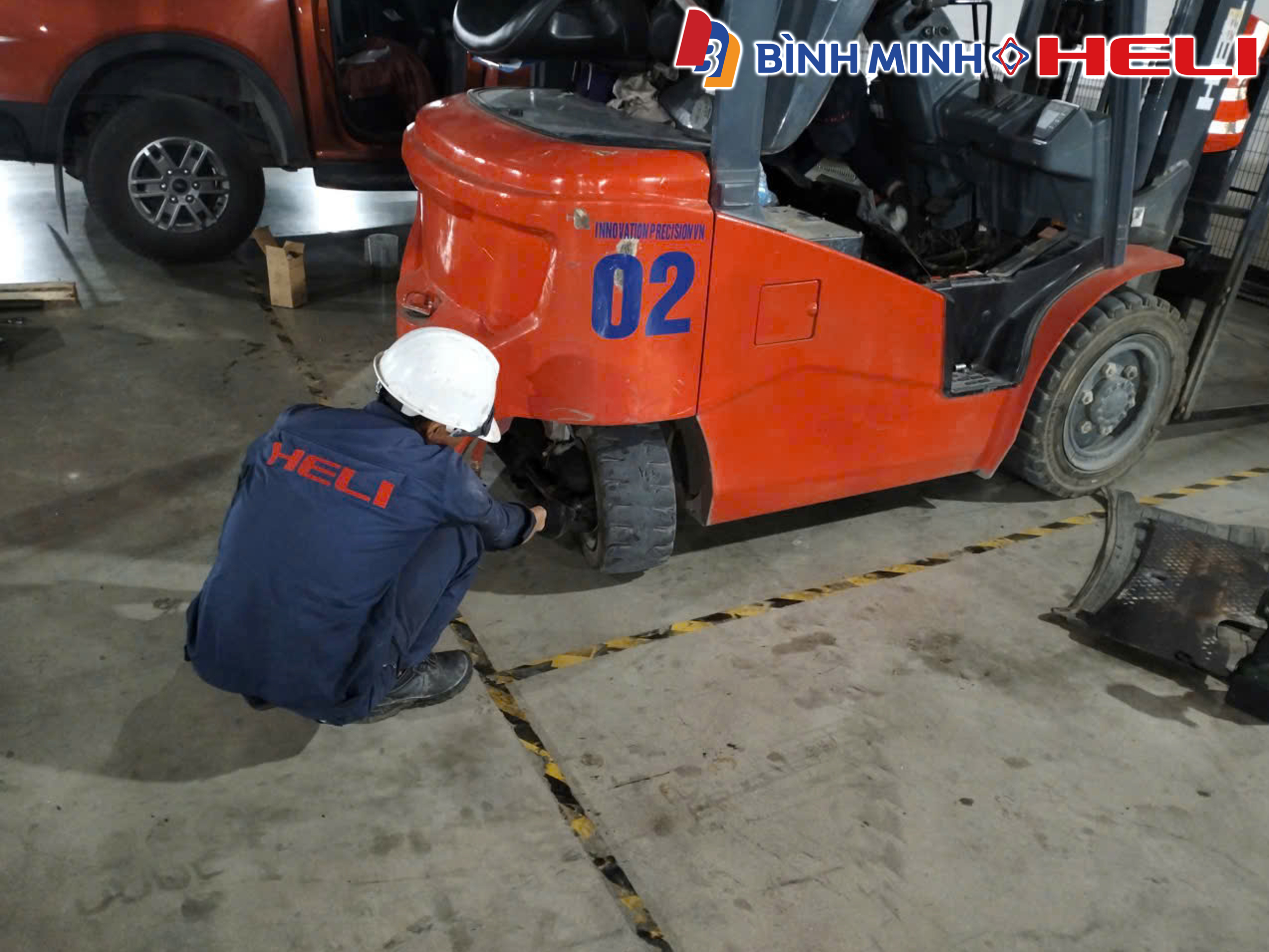 Kiểm tra hệ thống phanh và lốp xe nâng dầu.