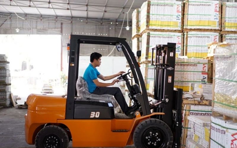 Kinh nghiệm lái xe nâng số sàn an toàn