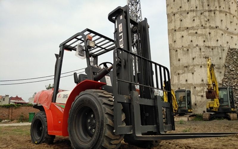 Lưu ý quan trọng khi chọn xe nâng địa hình