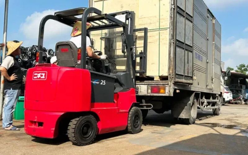 Lợi ích khi thuê xe nâng điện thay vì mua mới