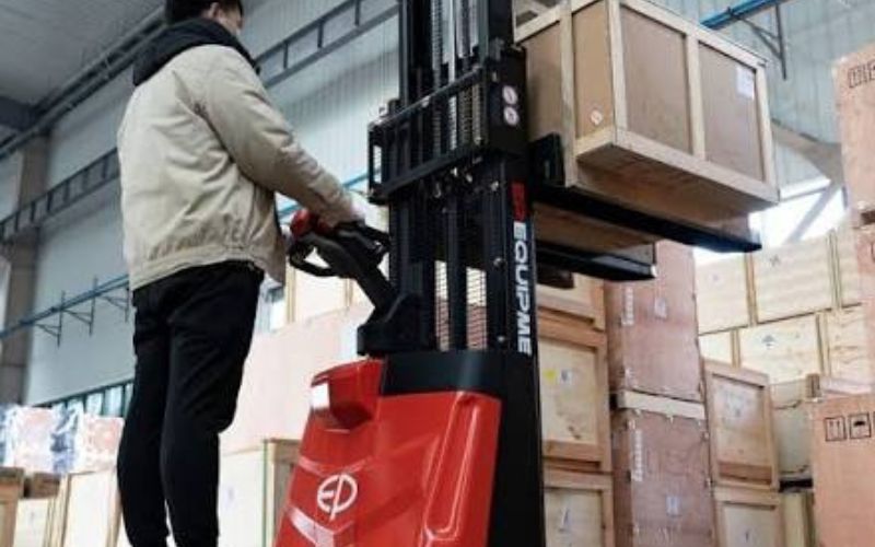 Nên thuê loại xe nâng điện nào