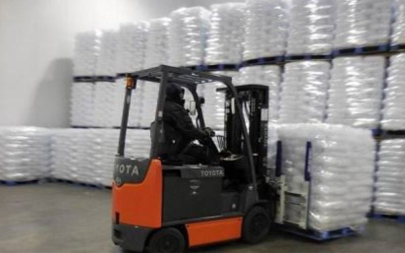 Vì sao xe nâng điện được sử dụng phổ biến trong nhà kho