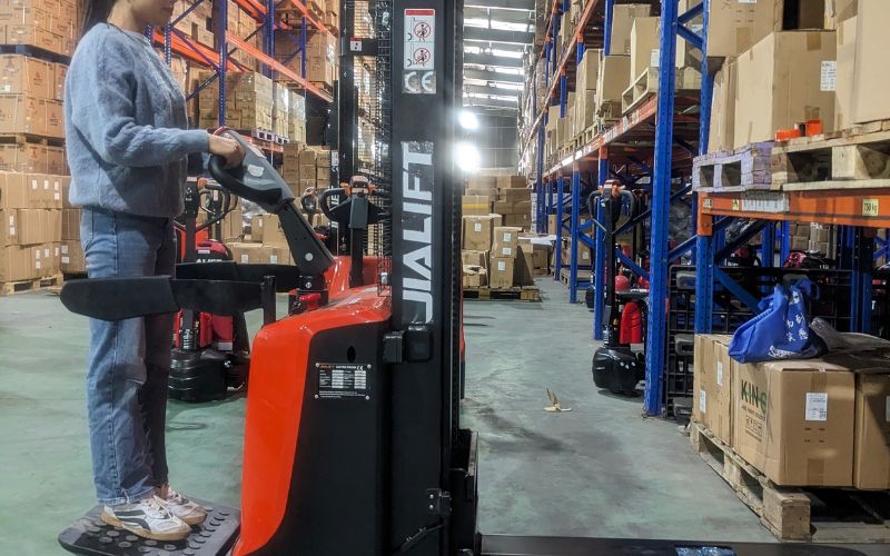 Có nên mua xe nâng điện cũ để tiết kiệm chi phí
