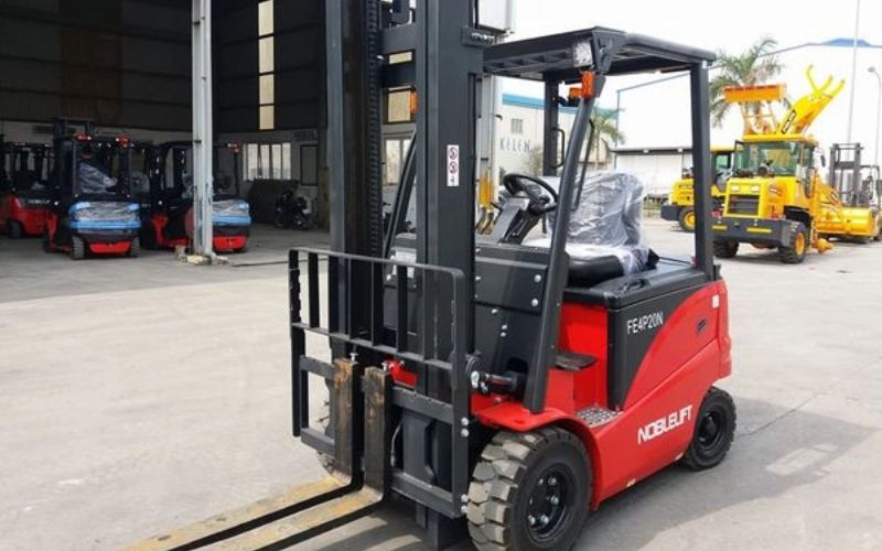 Giải đáp chi tiết: Xe nâng điện ngồi lái có tốn điện không