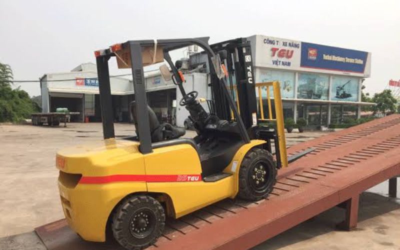 Khi nào doanh nghiệp nên thuê xe nâng chui container