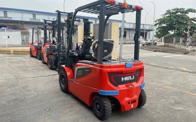 Những yếu tố khiến xe nâng điện ngồi lái tiêu thụ nhiều điện hơn