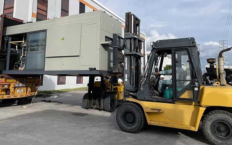 Vì sao nên thuê xe nâng chui container