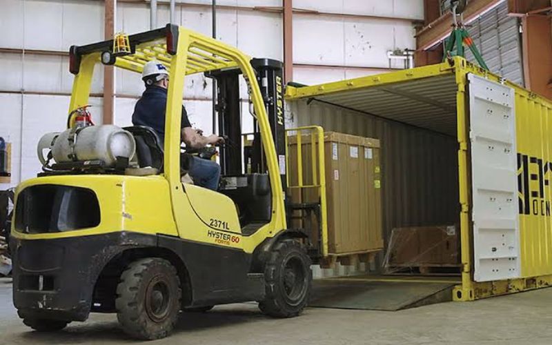 Xe nâng chui container là gì ?