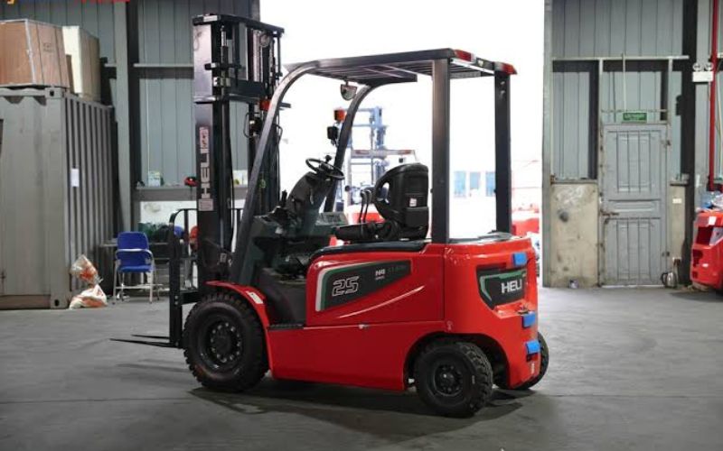 Xe nâng điện ngồi lái có tốn điện hơn xe nâng dầu không